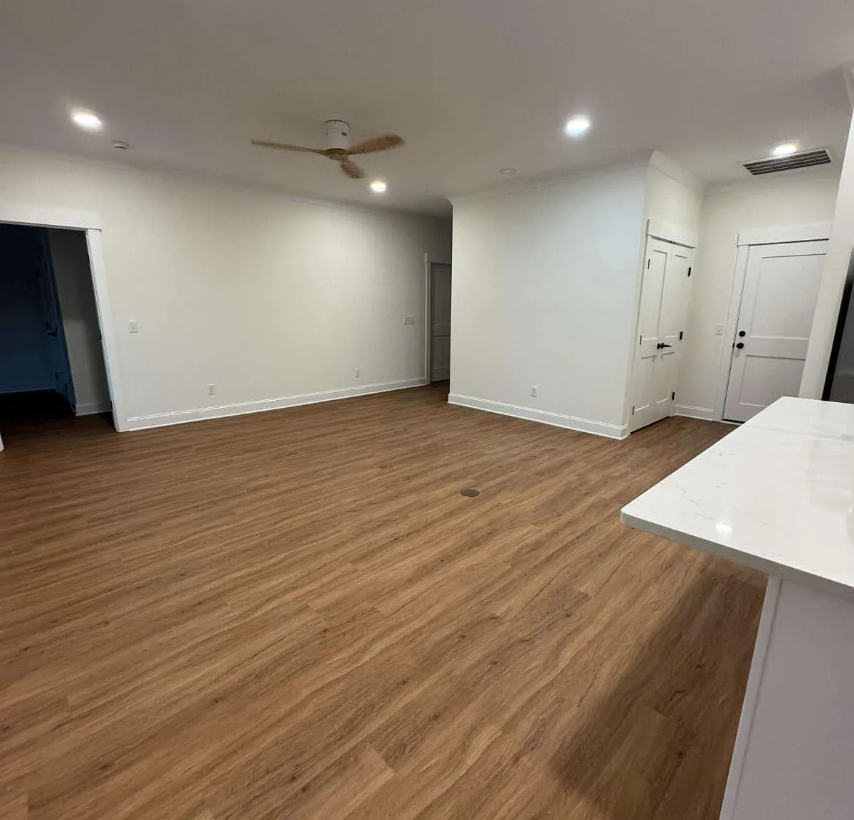 3 bed, 2.5 bath, 1418 sqft, $2,450 — Photo 4