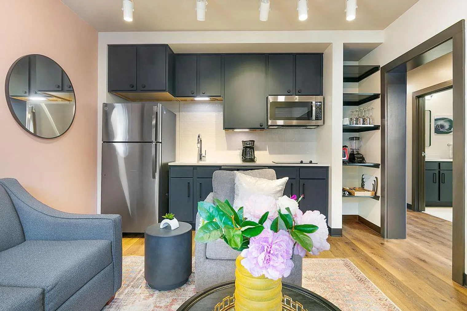 2 bed, 1.0 bath, 904 sqft, $6,613 — Photo 3