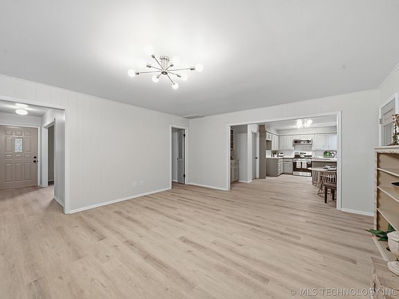 3rd image of 706 W Boston Pl
