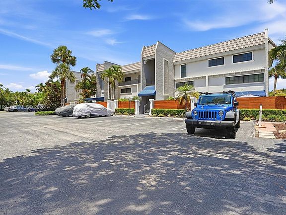 4th image of 801 Palm Trl APT 10