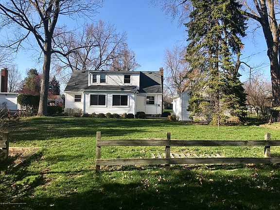 3rd image of 2771 E Roseland Ave
