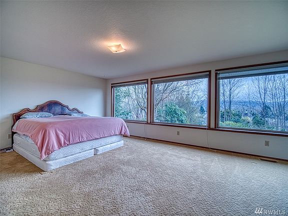 3rd image of 704 W Spruce Ave
