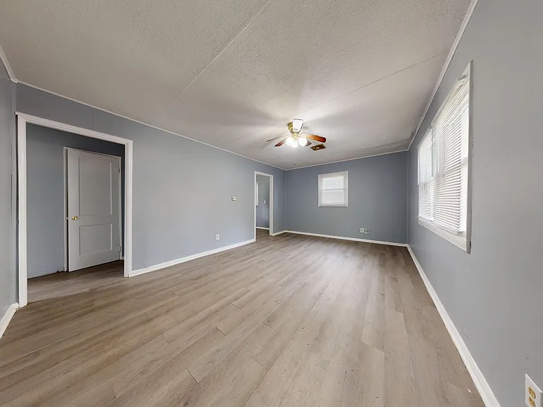 393 Spayer Ln — Photo 2