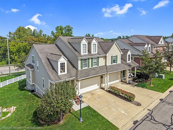 3rd image of 731 E Bluff Ct