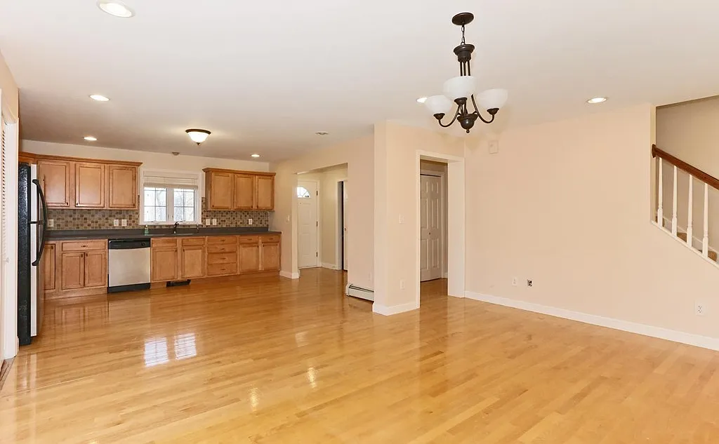 4 bed, 4.0 bath, 2300 sqft, $4,200 — Photo 2