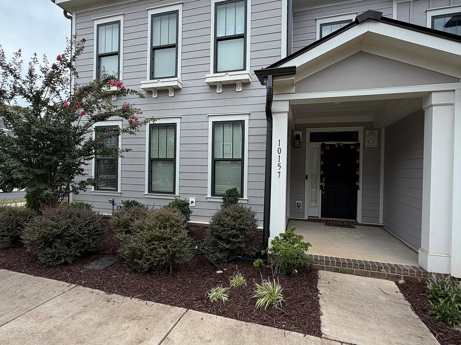 3 bed, 2.5 bath, 2112 sqft, $2,300 — Photo 2