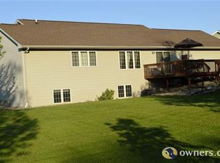 710 Simplicity Dr, Ellendale, MN 56026