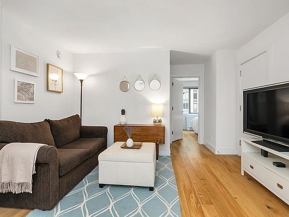 3rd image of 230 E 44th St #2NN