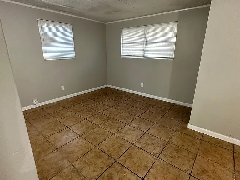 2851 Sophia St — Photo 21