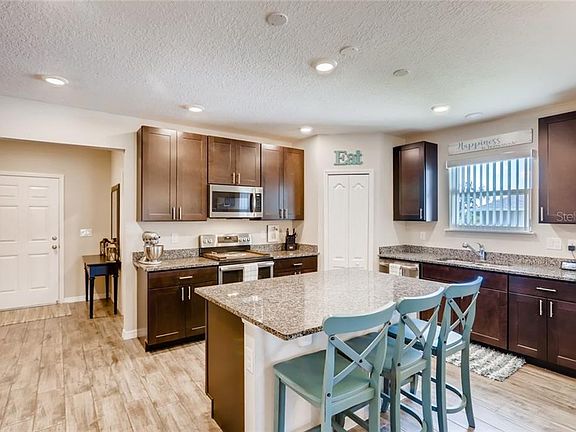 4th image of 15129 Zenith Ave