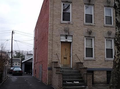 3rd image of 106 Bedford St