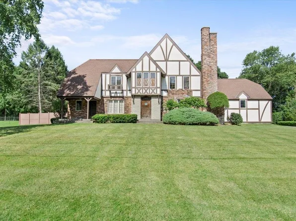 9 Stonehedge Drive, Bennington, VT 05201