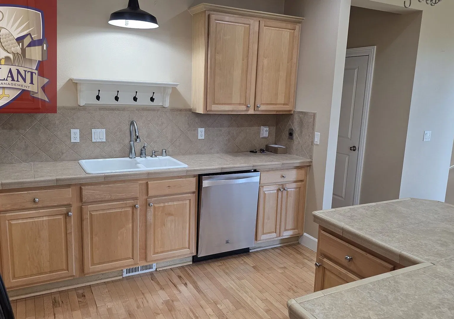 Amazing 5 bedroom home with office — Photo 3