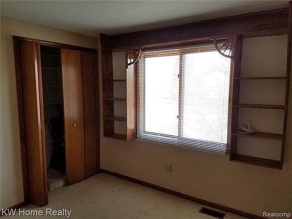 3rd image of 34545 Bunker Hill Dr