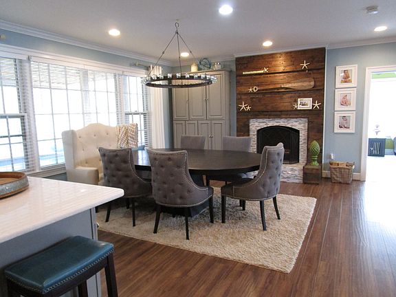 Huge Eat in Kitchen 