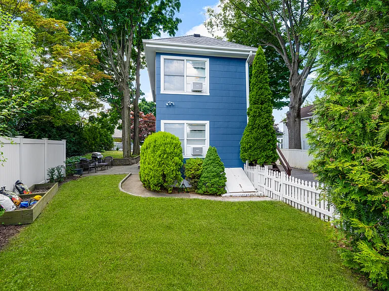 315 Maple Ave — Photo 3