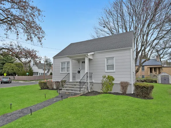 75 Fenway St, Stamford, CT 06902