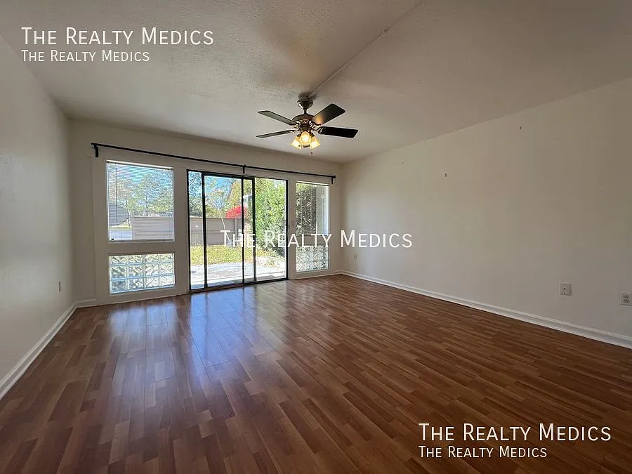 Lovely 2 Bedroom, 1.5 Bathroom Home in Orlando! Minutes from Top Attractions!! (Water Included!) — Photo 4
