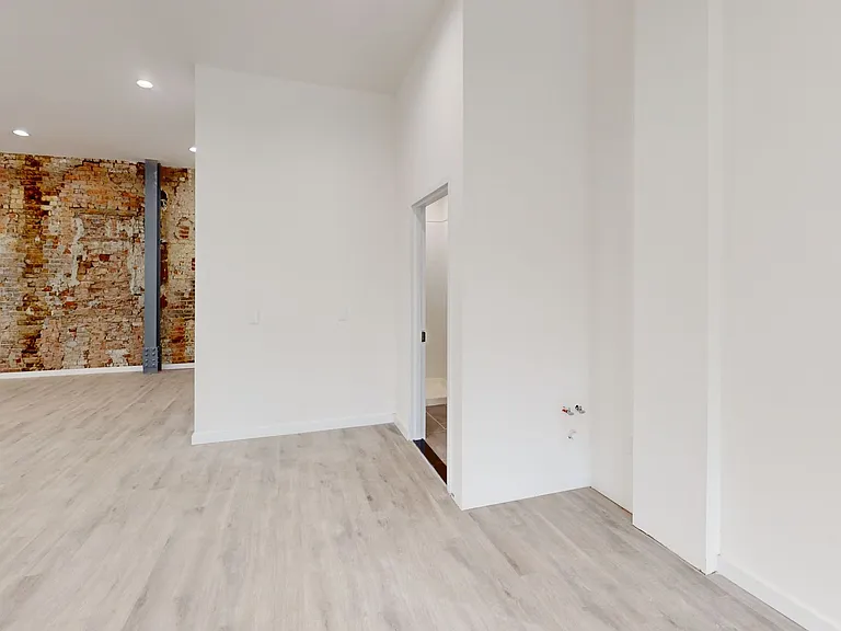 252 Washington St — Photo 3