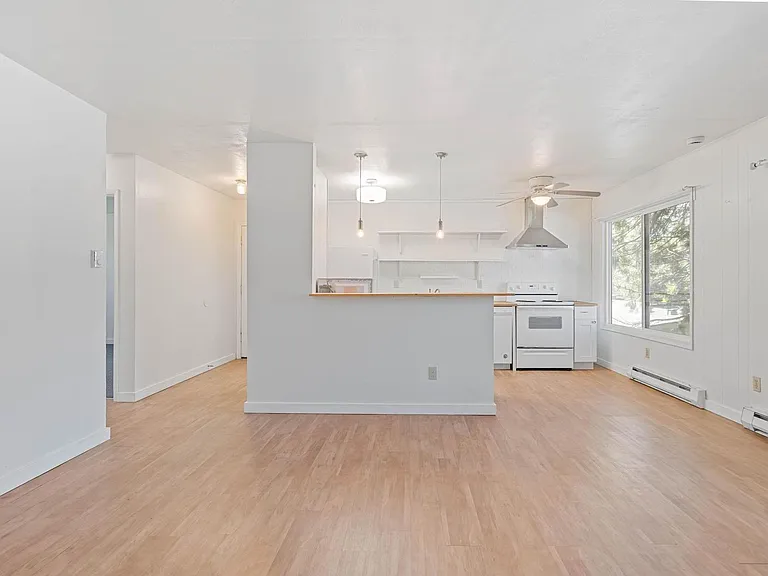 $500 off! Updated, upstairs 2-bdrm/1-bath triplex aptOn-site w/d, off-street parking, near downto... — Photo 6