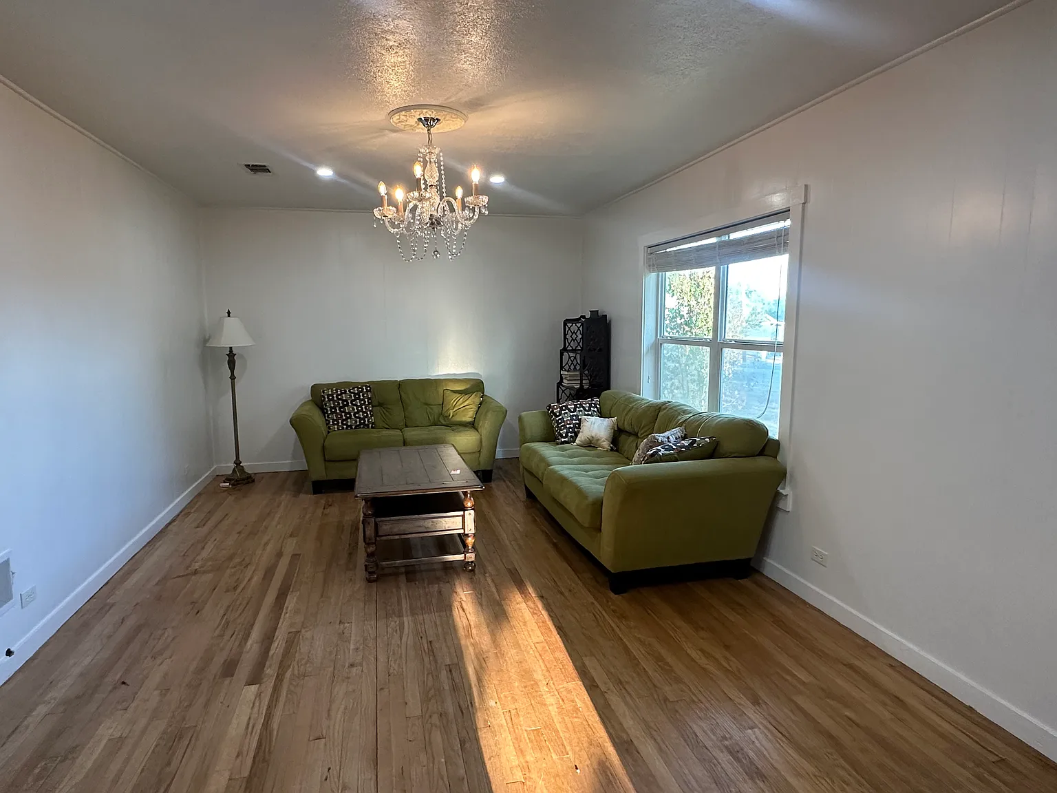 3 bed, 1250 sqft, $1,700 — Photo 2