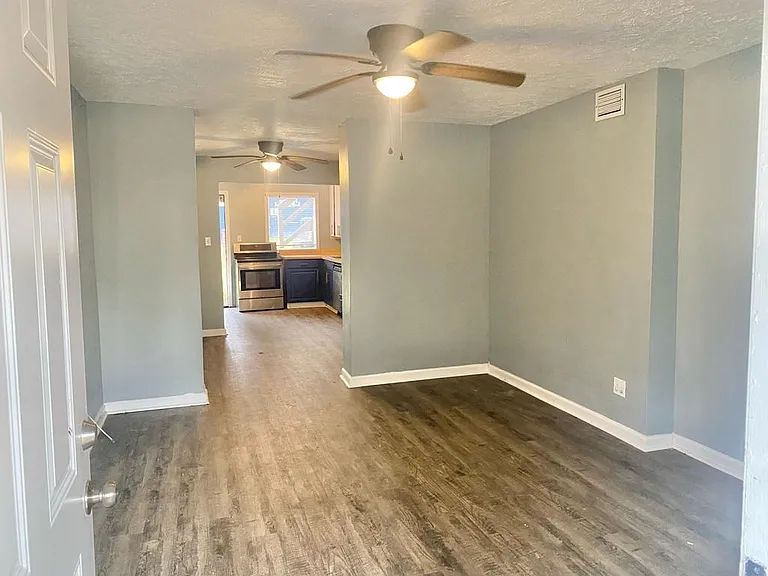 324 E Pershing St — Photo 5