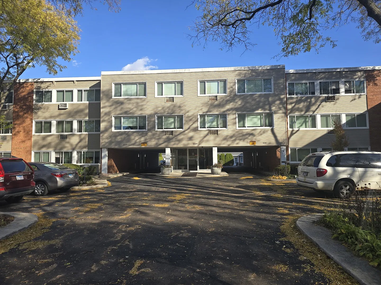 1139 Leavitt Ave APT 212 photo 1