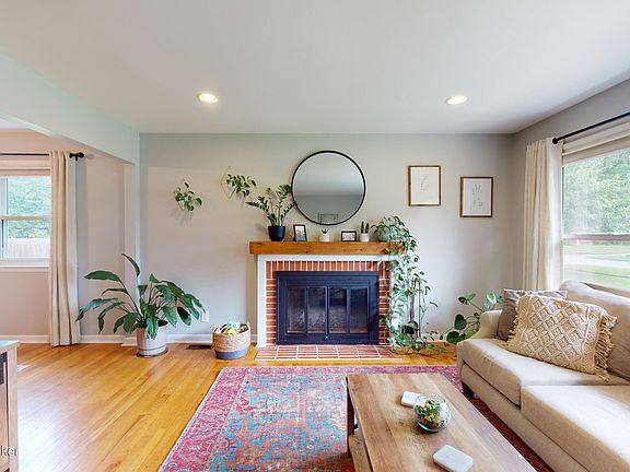 3rd image of 3728 Glen Oak Dr