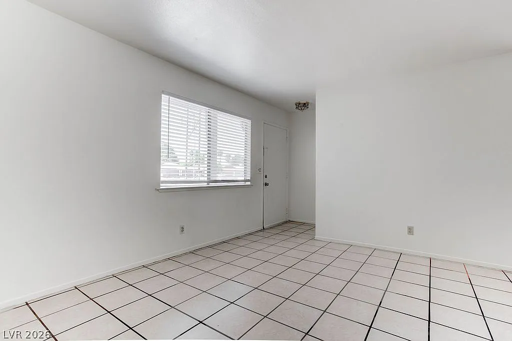 2 bed, 1.0 bath, 3800 sqft, $775 — Photo 4