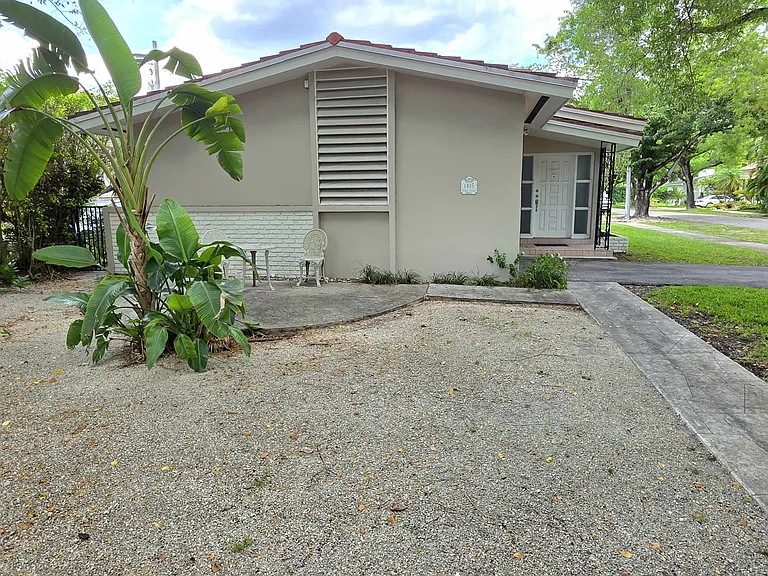 1415 Genoa St — Photo 3