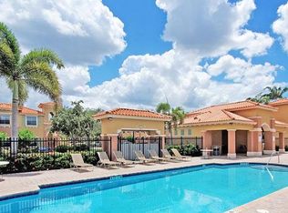 632 SW 107th Ave, Pembroke Pines, FL 33025
