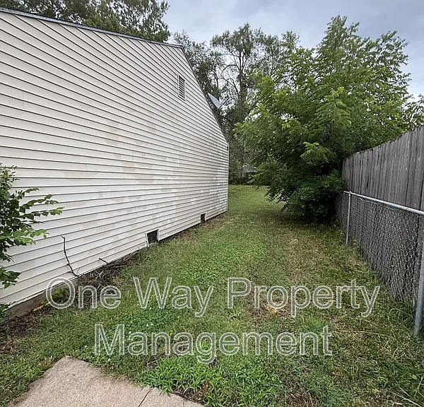 1738 N Poplar Ave — Photo 9