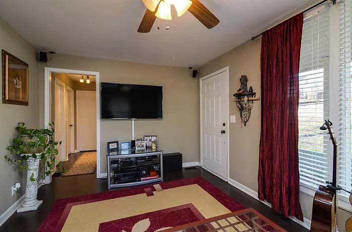 3 bed, 875 sqft, $2,250 — Photo 3