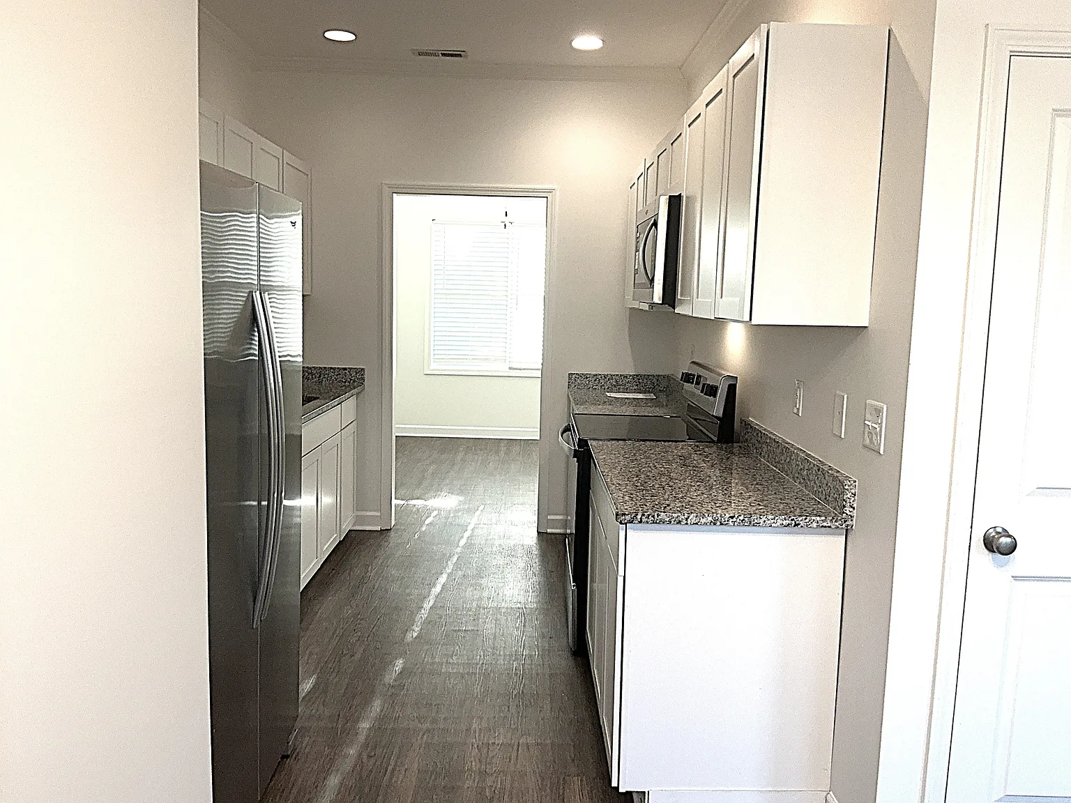 3 bed, 3.0 bath, 1527 sqft, $2,430 — Photo 3
