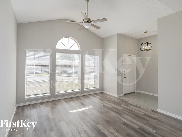 8136 Iris Cir — Photo 2