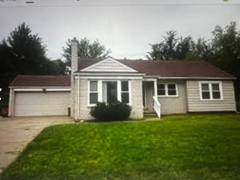 1653 E Maple Rd — Photo 2