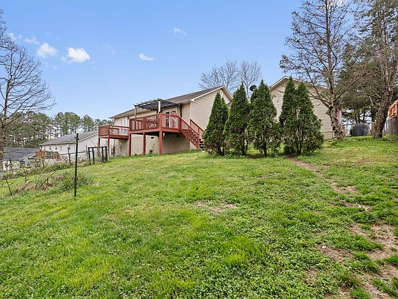 3rd image of 160 Pine Ridge Dr