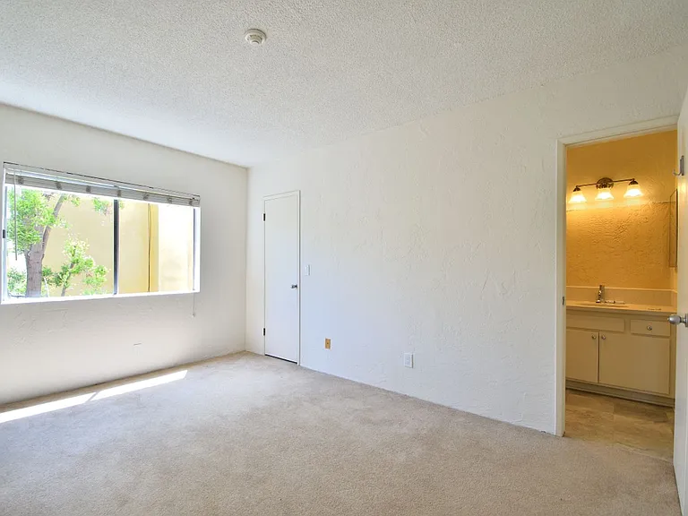 1708 Marshallfield Ln — Photo 7
