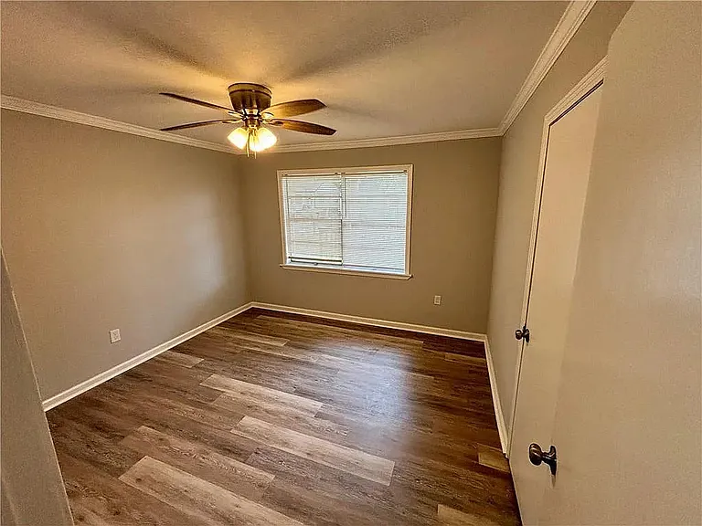 466 Pinehill Dr — Photo 2