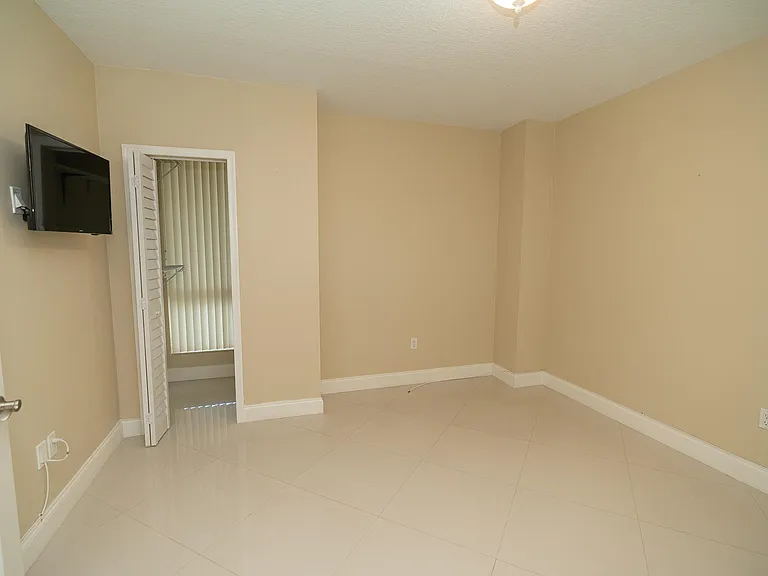 9 NE 20th Ave #501 — Photo 14