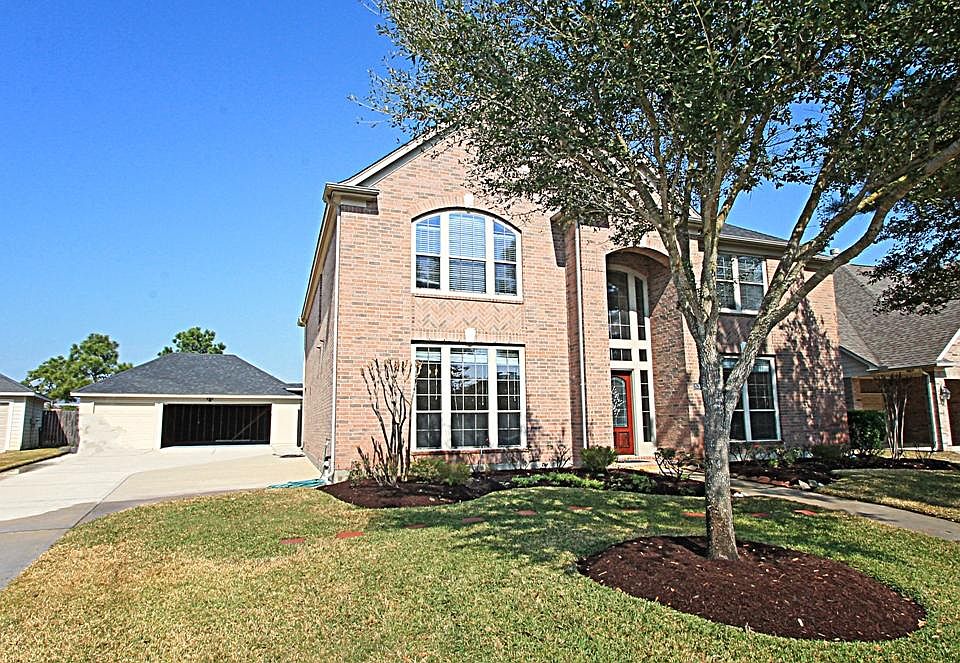 ATTRACTIVE CURB APPEAL AND COVERED ENTRY WELCOMES YOUR GUESTS AS THEY ARRIVE