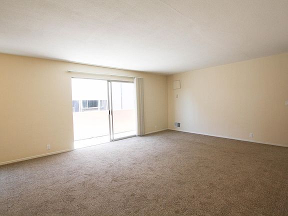 3rd image of 1919 Garden Dr APT 303
