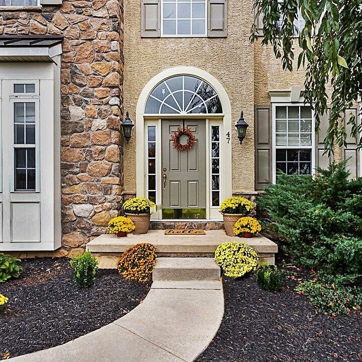 beautiful front yard