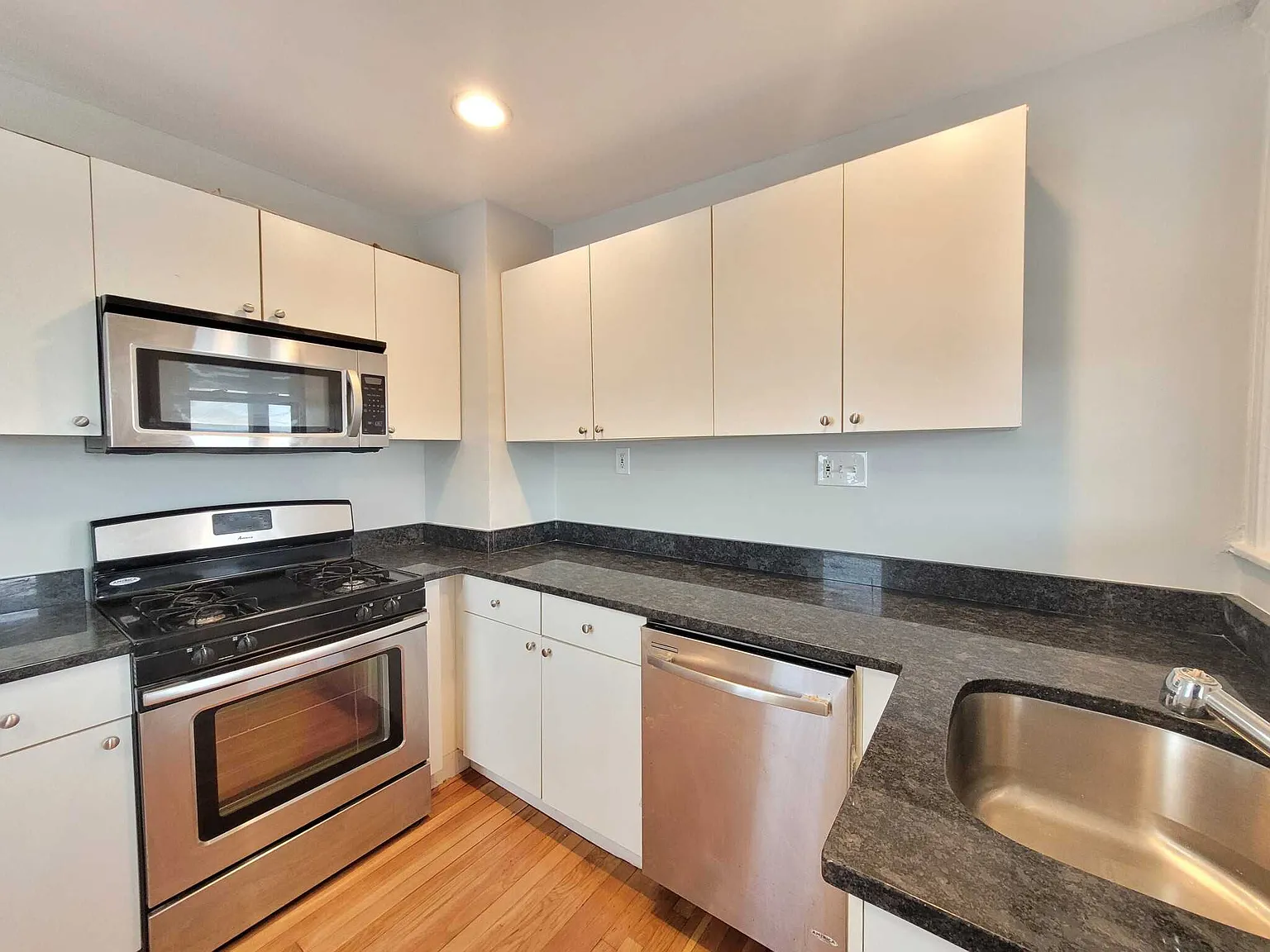 3 bed, $3,070 — Photo 3