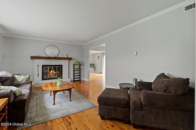 4th image of 11 Pinewood Drive