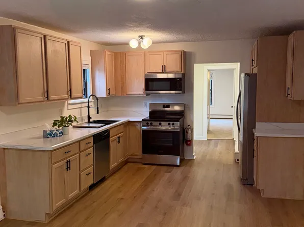 610 Annaquatucket Rd APT 6, North Kingstown, RI 02852