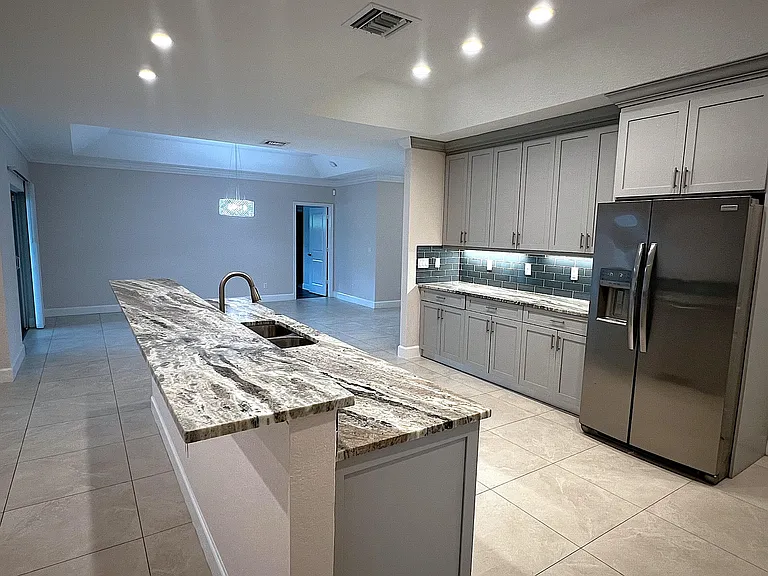 349 SW Dagget Ave — Photo 6