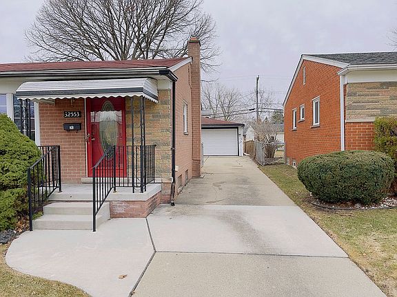 3rd image of 32553 Merritt Dr