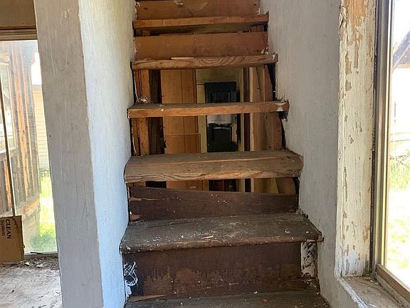 5th image of 123 Elm St