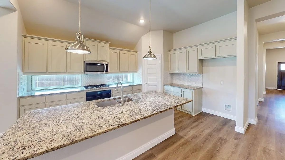 5 bed, 3.0 bath, 2419 sqft, $2,850 — Photo 4